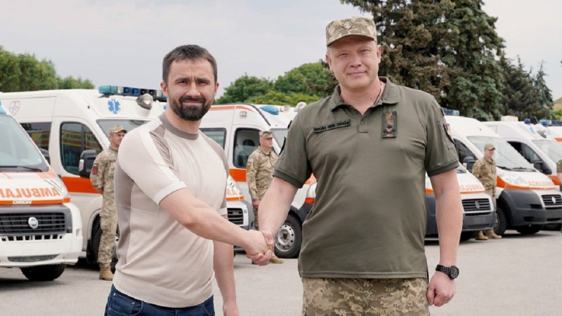 Metinvest Akhmetova entregó 30 ambulancias a médicos de AFU en un día
