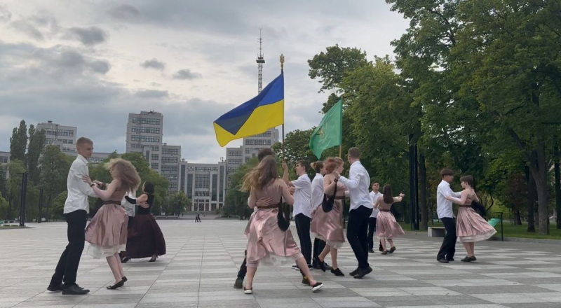 Entre alertas aéreas: escolares bailaron un vals en el centro de Kharkov