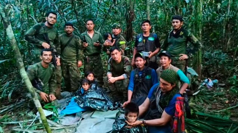 Todos los adultos murieron a bordo: niños encontrados en Colombia que vivieron en el bosque durante 40 días después el accidente 