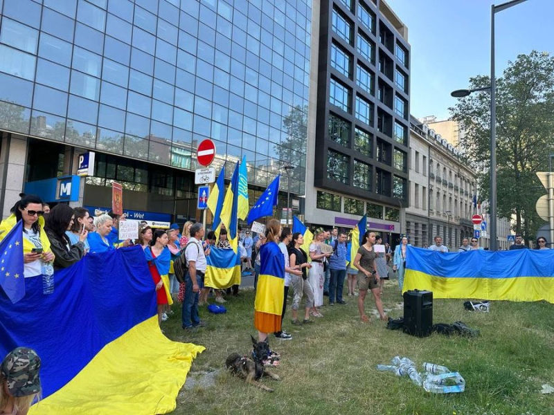 "Putin está acabando con el planeta": los ucranianos protestaron frente a la representación rusa en Bruselas