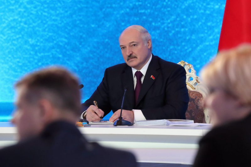 El extraño gemelo de Medvedev, Podolyak dijo que estaba detrás de las amenazas nucleares de Lukashenka