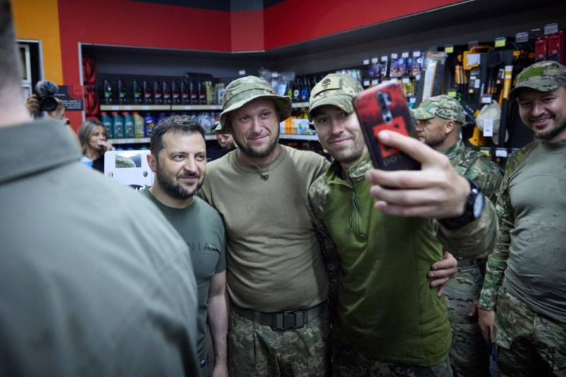 Tomando un café en una gasolinera: Zelensky se reunió con militares durante su visita a la región de Donetsk