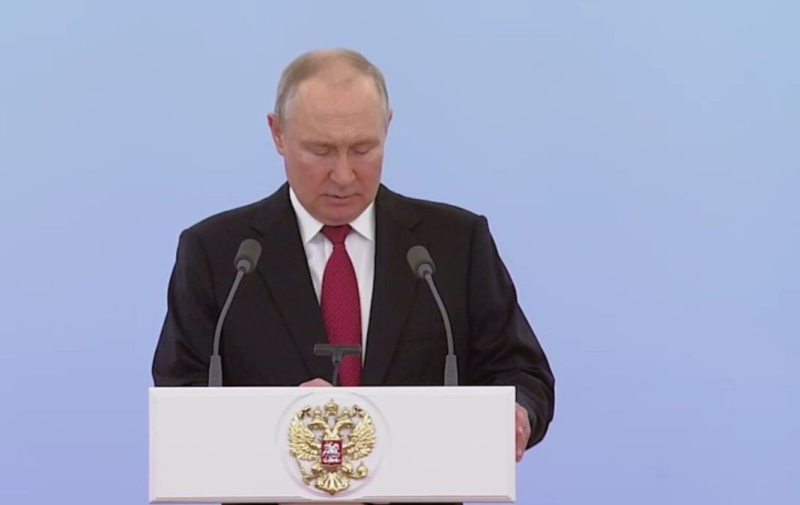 Hinchado y con manchas en la cara: Putin 'agitó su bola nuclear' frente a militares graduados