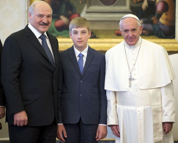 Lukashenko dijo que su hijo menor Kolya participó en el negociaciones entre Ucrania y Rusia /></p>
<p>Recordemos que el dictador Lukashenko contó qué acuerdos sobre Crimea y Donbass se hicieron en la primavera de 2022. También dijo que ve algunos “grandes requisitos previos para poner fin a la guerra en Ucrania”.</p>
<p>Anteriormente, los medios escribieron que Lukashenka tiene un cuarto hijo, el hermano mayor del conocido Kolya. Según los periodistas, el chico tiene autismo, por lo que el dictador oculta su existencia.</p>
<h4>Temas relacionados:</h4>
<!-- AddThis Advanced Settings above via filter on the_content --><!-- AddThis Advanced Settings below via filter on the_content --><!-- AddThis Advanced Settings generic via filter on the_content --><!-- AddThis Related Posts below via filter on the_content --><div class=