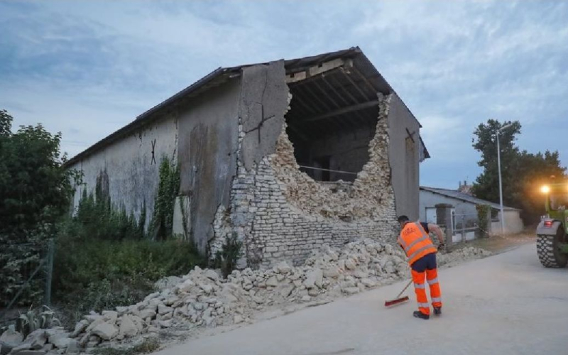 Un fuerte terremoto en Francia obligó a cientos de personas a abandonar las casas dañadas