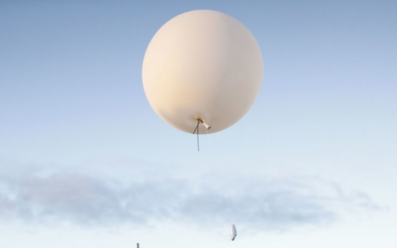 Activado Globo chino derribado encontró equipo estadounidense: WSJ p>Un globo espía chino que sobrevoló Estados Unidos a principios de 2023 y fue derribado por un caza F-22 usó equipo fabricado en Estados Unidos que le permitió recopilar fotos, videos y otra información , pero no pudo transmitirlo.</p>
<p >Esto fue informado por The Wall Street Journal.</p>
<p>Según funcionarios estadounidenses anónimos, un dispositivo “como un satélite” estaba conectado a la pelota. Tenía varios sensores, paneles de energía solar y otros dispositivos para recopilar fotos, datos de radar y video. El globo podría maniobrar sobre un área determinada durante mucho tiempo dependiendo del clima.</p>
<p>Los restos de la pelota fueron investigados por varias agencias de defensa e inteligencia, junto con la Oficina Federal de Investigaciones de EE. UU. El análisis mostró que el globo estaba “relleno” con componentes, algunos de los cuales son de fabricación estadounidense y se venden a través de Internet, y algunos están equipados con sensores chinos especializados y otros dispositivos electrónicos para recopilar fotos, videos y otra información.</p>
<p>La publicación afirma que dicha información confirma la conclusión inicial de que el globo durante un vuelo de ocho días sobre Alaska, Canadá y varios estados cercanos de EE. UU. estaba destinado al espionaje, y no al “monitoreo del clima”, como afirmó Beijing oficial.</p>
<p> Fuentes del gobierno de EE. UU. se negaron a decir por qué el globo no transmitió los datos recopilados, si hubo un mal funcionamiento en el equipo u otra cosa. El Pentágono ha afirmado anteriormente que el ejército “ha tomado contramedidas para evitar la recopilación de inteligencia de globos”.</p>
<p>El descubrimiento y destrucción de un globo que volaba sobre bases de misiles balísticos intercontinentales y otras instalaciones militares potencialmente secretas por orden del presidente de los EE. UU., Joe Biden, generó acusaciones mutuas y aumentó la desconfianza y la tensión entre los estados del mundo.</p>
<p>Por lo tanto, algunos funcionarios chinos ya han “expresado su preocupación”. Están convencidos de que si el informe de los investigadores estadounidenses sobre el globo espía se hace público, Beijing “se verá obligada a responder con dureza”. Y esto nuevamente puede llevar al fracaso de los intentos de interacción de alto nivel. Al mismo tiempo, la administración de los EE. UU. ha decidido no compartir oficialmente sus hallazgos sobre el globo aerostático.</p>
<p>Recuerde que el 18 de junio, el secretario de Estado de los EE. UU., Anthony Blinken, llegó a China en una visita oficial. Antes de la visita, Blinken mencionó uno de los principales objetivos del viaje a Beijing: el establecimiento de un diálogo “abierto y ampliado” con los funcionarios chinos. En la reunión con funcionarios chinos, en particular, discutieron la guerra de Rusia contra Ucrania.</p>
<p>TSN.ua recopiló todo lo que se sabe sobre los acuerdos entre China y Estados Unidos.</p>
<p>. <strong>Ver también:</strong></p>
<h4>Temas relacionados:</h4>
<!-- AddThis Advanced Settings above via filter on the_content --><!-- AddThis Advanced Settings below via filter on the_content --><!-- AddThis Advanced Settings generic via filter on the_content --><!-- AddThis Related Posts below via filter on the_content --><div class=