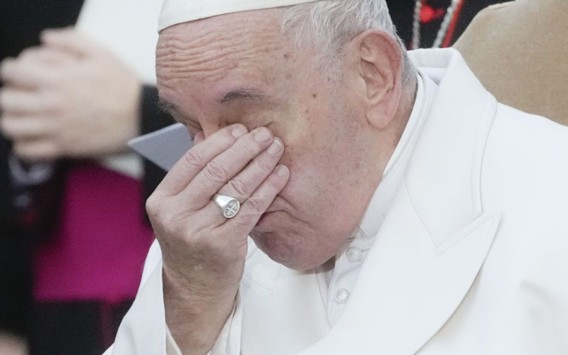 El Papa estaba hospitalizado para cirugía bajo anestesia general