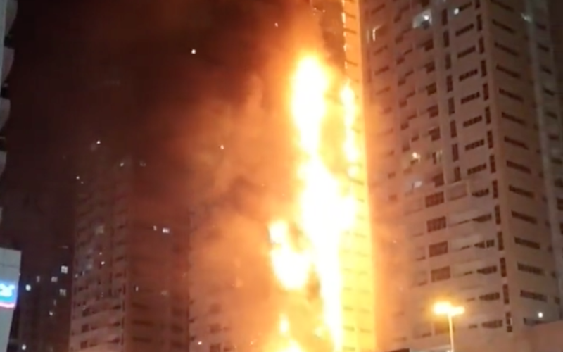 Un rascacielos de 36 pisos se incendió en los Emiratos Árabes Unidos: un terrible incendio fue grabado en video