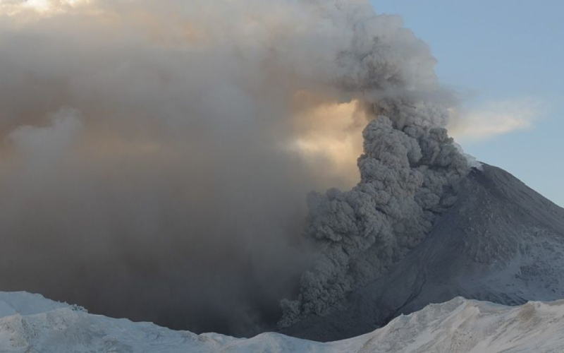 Volcán entró en erupción en Rusia