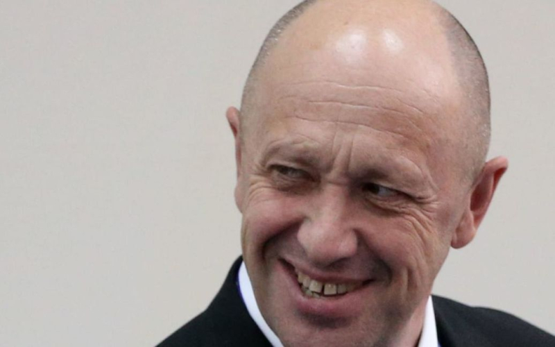 В Rusia cerró el caso penal por el motín de Prigozhin: medios <strong>Yevgeny Prigozhin, líder del PPK de Wagner.</strong></p>
<p>Esto es informado por los medios de comunicación rusos con referencia al FSB.</p>
<p>El servicio secreto enfatizó que “durante la investigación de la rebelión encontró que sus participantes detuvieron acciones dirigidas directamente a cometer un delito”.</p>
<p>“En el curso de la investigación del caso penal en el hecho de una rebelión armada, se estableció que los participantes el 24 de junio cesaron sus acciones criminales”, informa la OMS.</p>
<h2><strong>El caso Prigozhin</strong></h2>
<p>Late el 23 de junio, Yevgeny Prigozhin declaró que las tropas rusas habían atacado la parte trasera de su PDP y habían matado a muchos militantes. Antes de eso, <strong>hizo una serie de declaraciones escandalosas sobre la guerra de la Federación Rusa en Ucrania.</strong> En particular, llamó a la llamada “SVO” – “una operación mal planificada”.</p>
<p>Luego hubo información de que <strong>el FSB abrió un caso por incitación a la rebelión armada tras las declaraciones de Prigozhin</strong>. El Kremlin dijo que “se están tomando todas las medidas necesarias”.</p>
<p>Después de que los “wagneritas” anunciaran una campaña contra Moscú y capturaran Rostov y Voronezh, el FSB llamó a los militantes a desobedecer las órdenes de Prigozhin y detenerlo. De hecho, <strong>la organización de una rebelión armada amenazó al oligarca</strong> con 12 a 20 años de prisión.</p>
<p>Cuando el líder del PIK se detuvo a 200 km de Moscú, el secretario de prensa de el presidente de la Federación Rusa, Dmitry Peskov, dijo que <strong>el caso penal contra Prigozhin se cerrará</strong>. Además, el líder de los militantes “irá a Bielorrusia”.</p>
<h4>Temas similares:</h4>
<!-- AddThis Advanced Settings above via filter on the_content --><!-- AddThis Advanced Settings below via filter on the_content --><!-- AddThis Advanced Settings generic via filter on the_content --><!-- AddThis Related Posts below via filter on the_content --><div class=