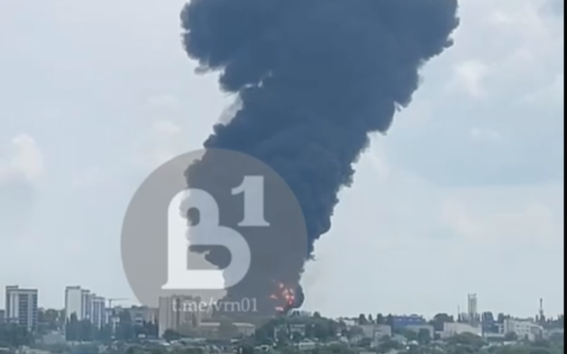 Se desató un poderoso incendio en Voronezh en el depósito de petróleo