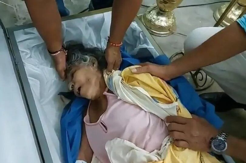  Médicos declararon muerta: la mujer revivió milagrosamente en un ataúd antes del funeral (foto)