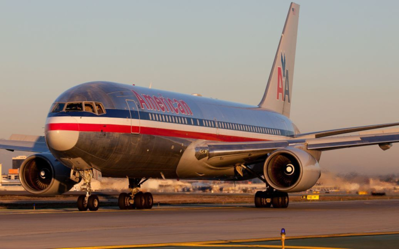 Mujer escupió a otro pasajero de avión y saltó del tobogán de emergencia