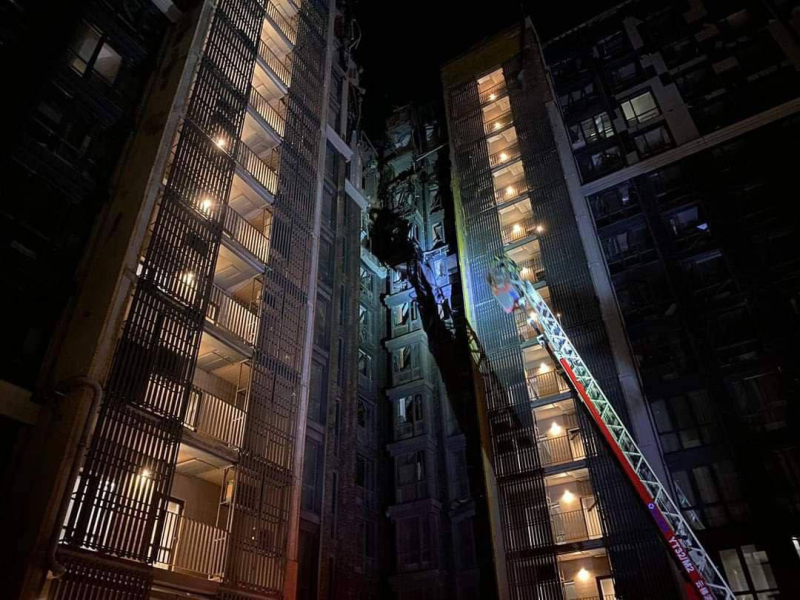 Rusia atacó un edificio alto en Dnipro con misiles, nueve heridos