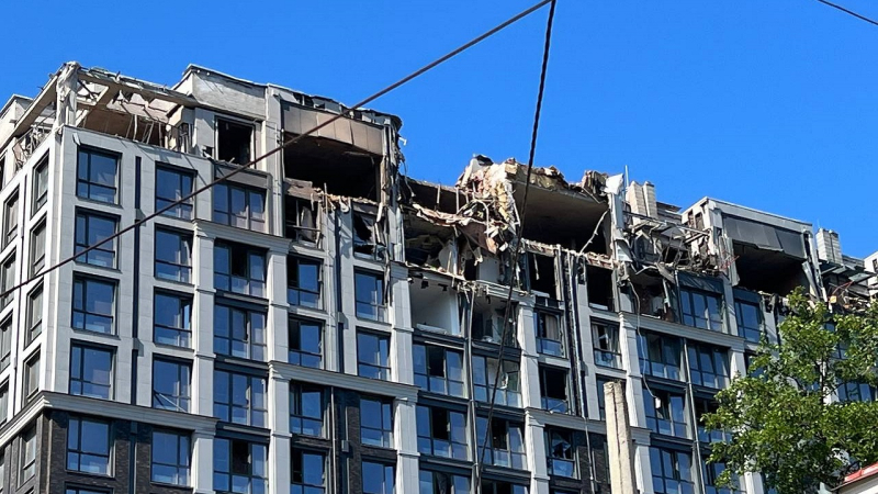 Ventanas rotas y último piso destruido: secuelas del ataque con misiles Dnipro