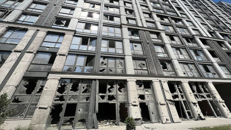 Ventanas rotas y último piso destruido: secuelas del ataque con misiles Dnipro