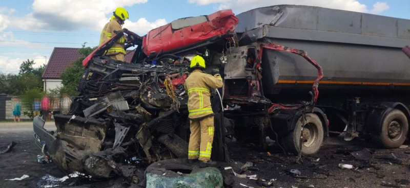 Hubo un terrible accidente con camiones en la autopista Kyiv – Chop: hay un muerto persona, el tráfico se ve obstaculizado