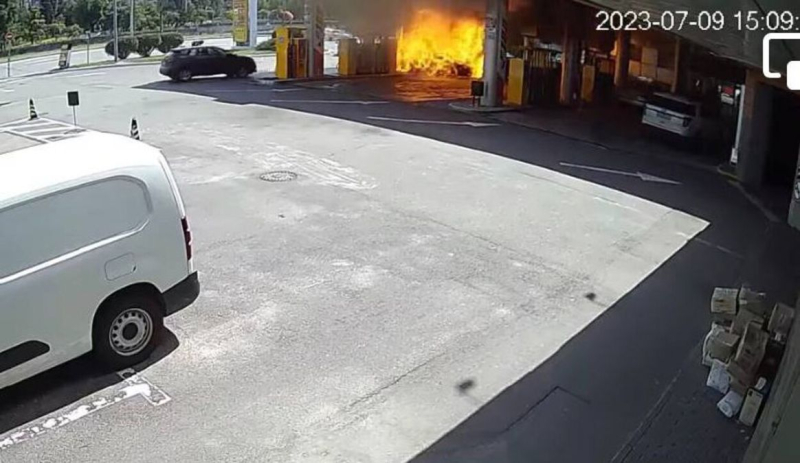 Accidente con incendio en una gasolinera en Kiev: un conductor de Audi fue notificado de sospecha