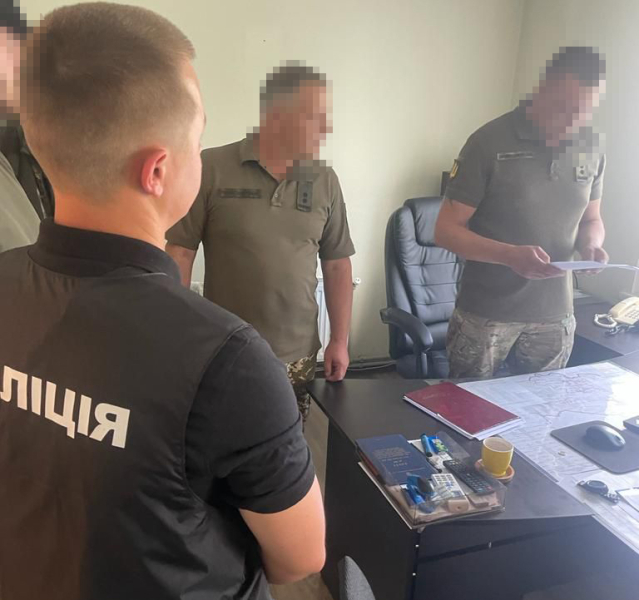 Hasta 55.000 hryvnias para el aplazamiento del servicio militar obligatorio: oficiales militares detenidos en tres regiones