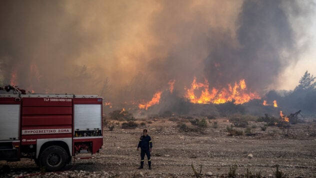 Incendios forestales en Grecia: avión de bomberos se estrella en Eubea, miles evacuados