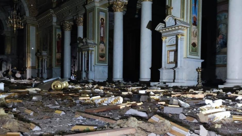El misil perforó la Catedral de la Transfiguración en Odessa hasta menos el primer piso. Los cimientos resultaron dañados