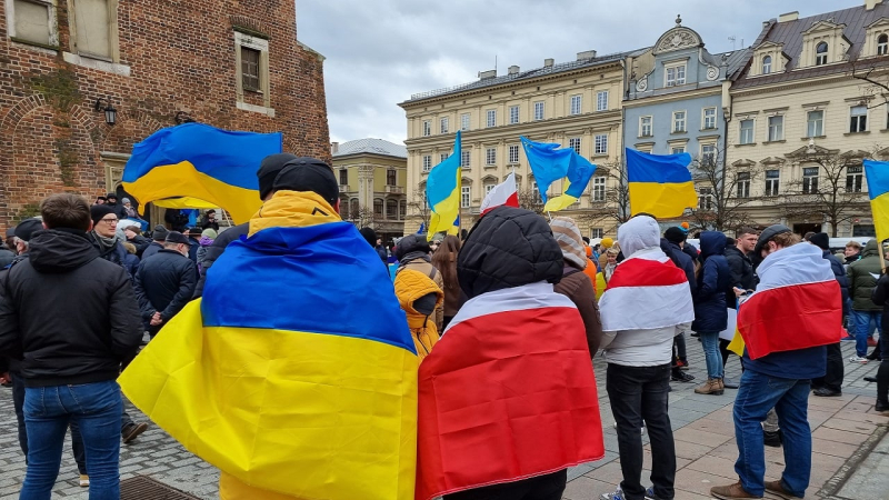 La mitad de los ucranianos solicitarán documentos para una estadía más prolongada en Polonia; encuesta