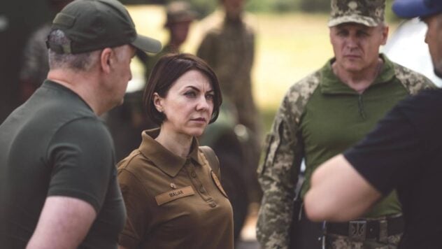 Durante la ofensiva, las Fuerzas Armadas de Ucrania realizaron dos “milagros militares” Durante la actual operación ofensiva, dos "milagros militares", que pueden entrar en los libros de texto. </p>
<p>La Viceministra de Defensa de Ucrania, Anna Malyar, habló sobre esto en el aire de uno de los canales de televisión ucranianos.</p>
<blockquote>
<p>– Nuestras Fuerzas Armadas realizaron varios “milagros militares”, que, aparentemente, ahora estarán en los libros de texto, señaló.</p>
</blockquote>
<p><strong>El primero de esos momentos</strong> Maliar llamó lo que los soldados ucranianos <strong>ataque en condiciones cuando el ejército ruso tiene más armas y personal</strong>. En la práctica militar, tal ofensiva se considera imposible. Sin embargo, las Fuerzas Armadas de Ucrania avanzan con confianza, a pesar de la ventaja del enemigo.</p>
<p>Malyar explicó que es necesario prestar atención no a la cantidad de kilómetros recorridos, sino a si nuestros defensores avanzan o no.</p>
<p>“Es una señal de la habilidad y el coraje de nuestros defensores que avanzamos con el enemigo en ventaja, — enfatizó el Viceministro.</p>
<p><strong>El segundo punto importante</strong>, que “no está en la historia militar moderna”, Malyar llamó <strong>significativamente menos pérdidas de las Fuerzas Armadas de Ucrania</strong>en la dirección del ataque que el enemigo.</p>
<p>Según los métodos militares, el lado atacante generalmente sufre mayores pérdidas que el lado defensor.</p>
<p>Al mismo tiempo, en Ucrania, en Bakhmut dirección, las pérdidas RF superan nuestro mínimo 8 veces. Y en las direcciones de Berdyansk y Mariupol – 5,3 veces.</p>
<p>Malyar recordó que la guerra implica una amplia gama de operaciones: acciones ofensivas, defensivas, preparatorias, entrenamiento de reserva, reconocimiento, etc.</p>
<p>Aclaró que el éxito de las Fuerzas Armadas “se mide no solo por la cantidad de kilómetros”, sino también, por ejemplo, la destrucción del potencial ofensivo del enemigo (personal y equipo), gracias a lo cual Rusia las tropas no pueden avanzar en una u otra dirección.</p>
<p>El Viceministro aseguró que “todo avanza de acuerdo al plan”.</p>
</p></p>
<!-- AddThis Advanced Settings above via filter on the_content --><!-- AddThis Advanced Settings below via filter on the_content --><!-- AddThis Advanced Settings generic via filter on the_content --><!-- AddThis Related Posts below via filter on the_content --><div class=