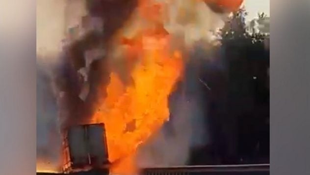 Fuegos artificiales en medio de la carretera: un camión explotó en Tyumen