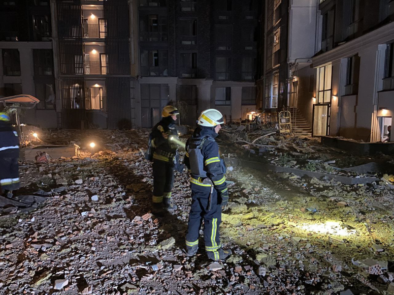 No hay 7 pisos, hay un incendio: los primeros videos del sitio del ataque ruso en el Dnieper