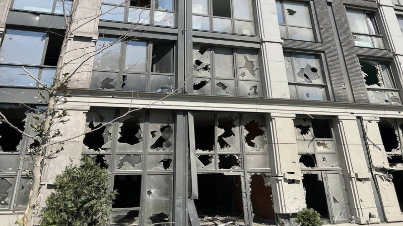 Ventanas rotas y último piso destruido: secuelas del ataque con misiles Dnipro