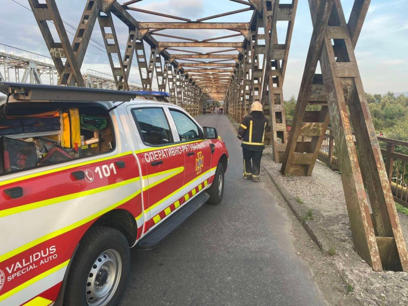 Dos autos cayeron al río: en Transcarpacia, 5 víctimas resultaron heridas por el derrumbe del puente, entre ellas, niños