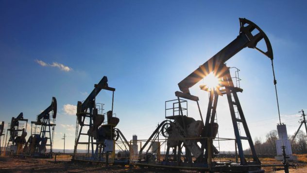 Los precios mundiales del petróleo subieron más del 16 %, lo que hizo subir los precios del combustible en EE. UU.