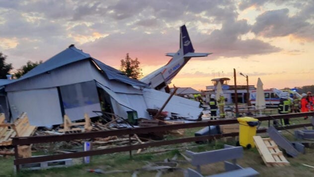 En Polonia, un avión se estrelló contra un hangar con personas: cinco muertos, algunos heridos