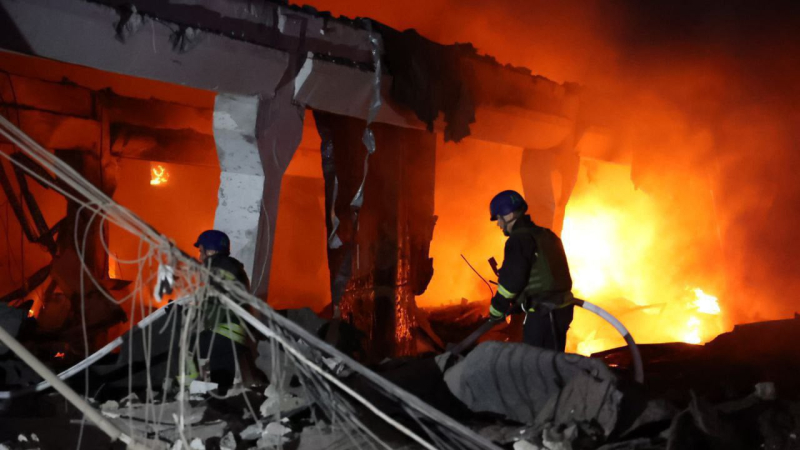 Rusia atacó un edificio alto en Dnipro con misiles, nueve heridos