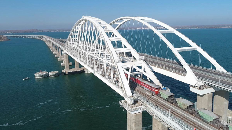 No pasó nada: debido al 'pop' el tren se detuvo justo en frente de Crimea puente