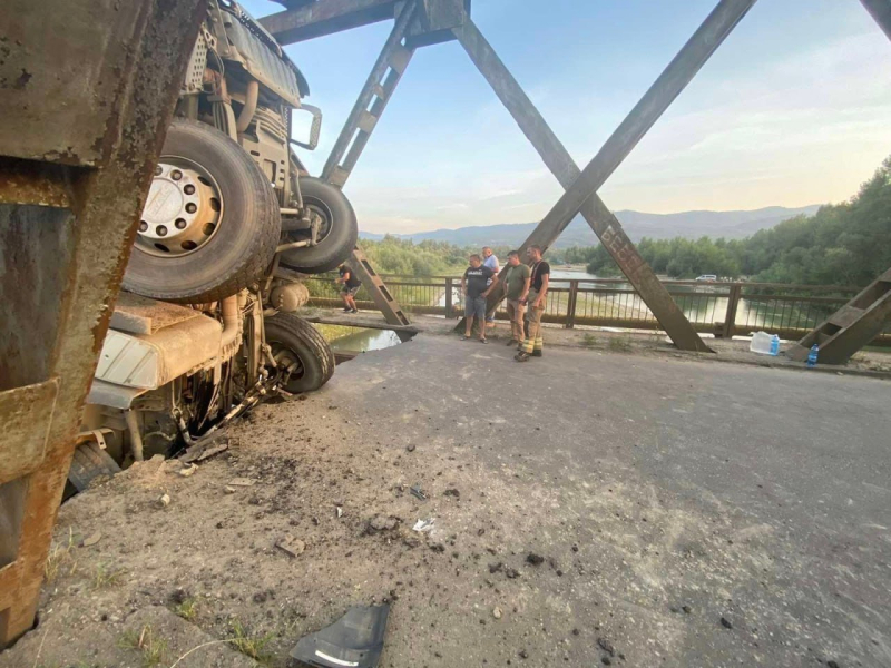Dos autos cayeron al río: en Transcarpatia, 5 víctimas resultaron heridas por el derrumbe del puente, entre ellas, niños