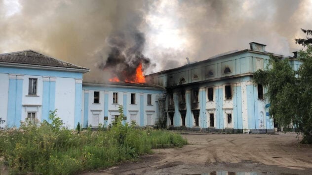 Invasores atacados con bombas de racimo: Palacio de la Cultura incendiado en Chasovy Yar