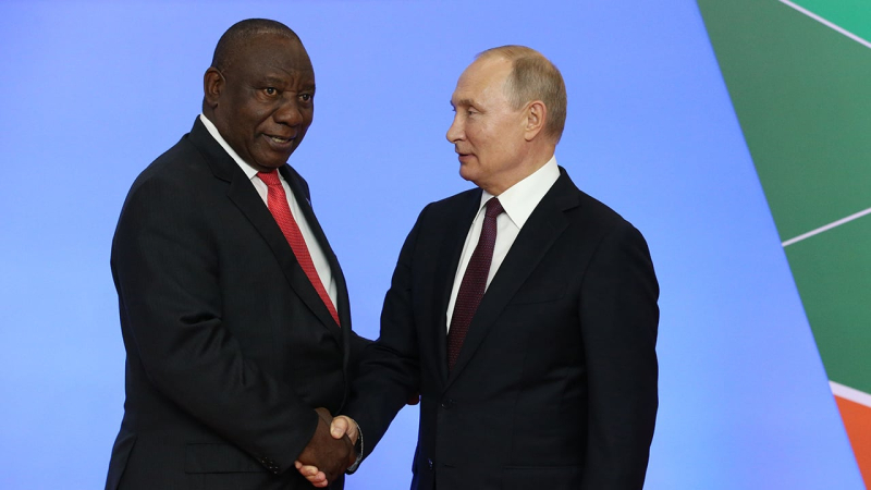 Sudáfrica solicitó una orden de arresto contra Putin si visita el país; arrestar en cualquier momento al dictador ruso Vladimir Putin si visita el país.</p>
<p>Según publicaciones extranjeras, la oficina del fiscal acudió a corte para obligar al gobierno a arrestar a Putin si viene a Sudáfrica para la cumbre BRICS programada para agosto en Johannesburgo.</p>
<p>Sin embargo, después del anuncio de que el dictador Putin no irá a Sudáfrica, la oficina del fiscal le pidió al tribunal que lo obligara a arrestarlo en cualquier momento cuando el presidente de la Federación Rusa visite el país. El gobierno sudafricano aceptó estos términos.</p>
</p></p>
<!-- AddThis Advanced Settings above via filter on the_content --><!-- AddThis Advanced Settings below via filter on the_content --><!-- AddThis Advanced Settings generic via filter on the_content --><!-- AddThis Related Posts below via filter on the_content --><div class=