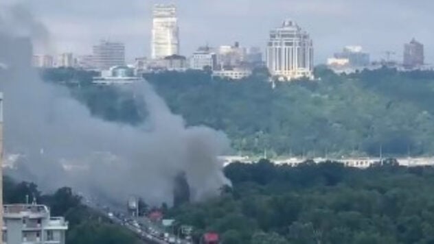 Incendio cerca de la estación de metro Hydropark en Kiev