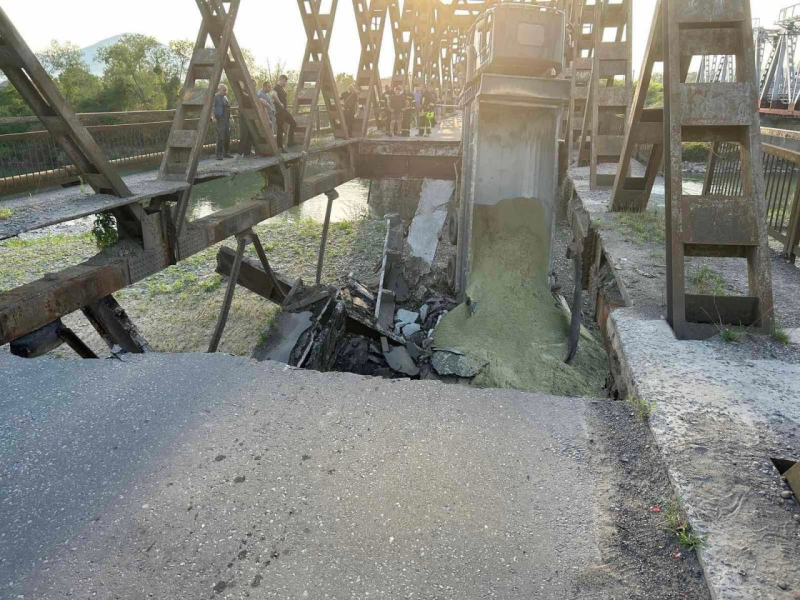 Dos coches cayeron al río: en Transcarpacia, 5 personas resultaron heridas por el derrumbe del puente, incluidos niños