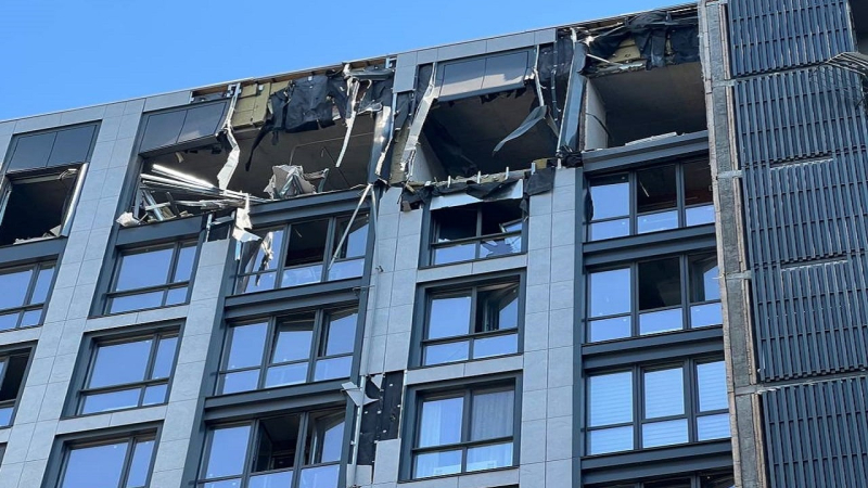 Ventanas rotas y último piso destruido: secuelas del ataque con misiles Dnipro