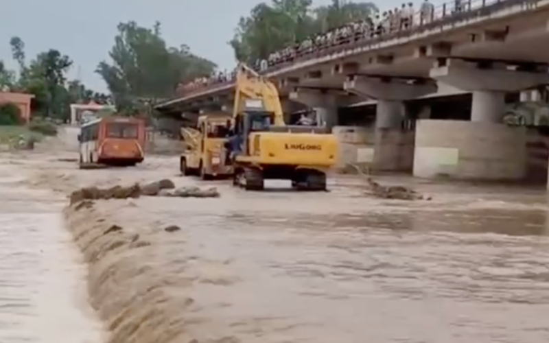 Autobús con pasajeros atrapados en el río: las personas fueron evacuadas con un cucharón de excavadora — video