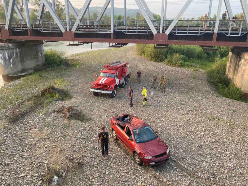 Dos coches cayeron al río: en Transcarpacia, 5 personas resultaron heridas por el derrumbe del puente, incluidos niños
