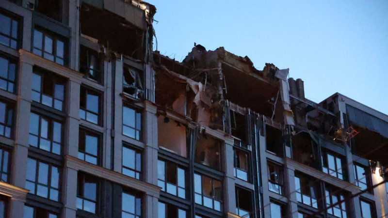 Rusia atacó un edificio alto en Dnipro con cohetes, nueve heridos