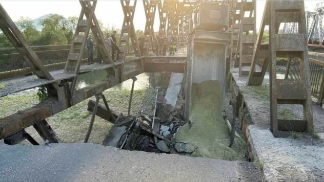 Dos autos cayeron al río: en Transcarpacia, 5 personas resultaron heridas debido al derrumbe del puente, incluidos niños