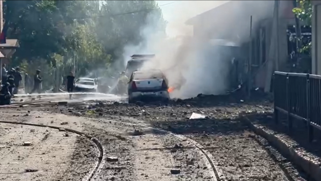 El centro de Donetsk fue atacado: los autos están en llamas