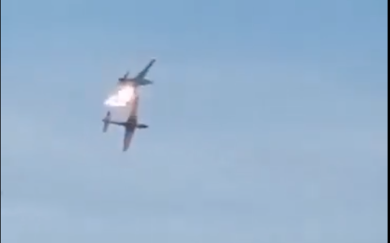 Dos aeronaves militares colisionaron y se incendiaron durante el vuelo – video