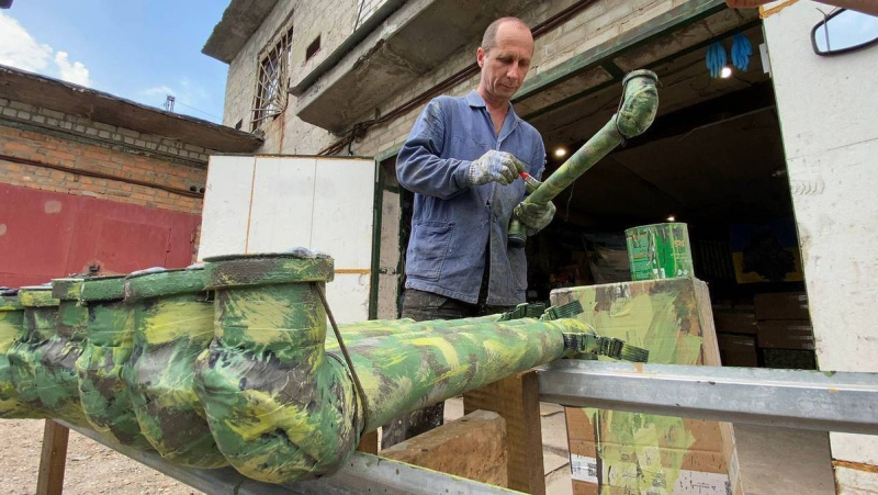 Vigilancia segura del enemigo: familia de voluntarios en Kharkov fabrica periscopios para las Fuerzas Armadas