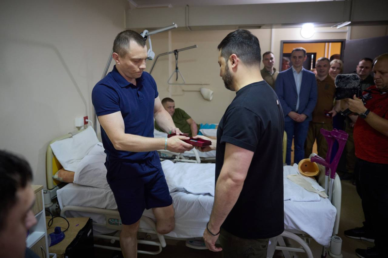 Zelensky llegó a Frankivsk: realizó un Congreso con las autoridades locales y visitó a los soldados heridos 