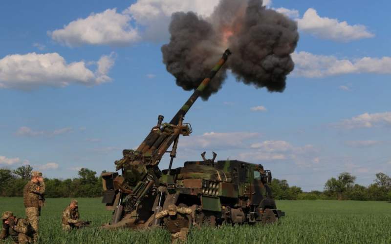 Qué Las armas francesas ayudan a las Fuerzas Armadas de Ucrania a repeler la agresión rusa: lista Francia informó sobre la asistencia de defensa del año pasado a Ucrania. En total, se transfirieron armas por valor de 640 millones de euros para las necesidades de las Fuerzas Armadas de Ucrania.</p>
<p>La información relevante fue publicada por La Tribune.</p>
<p>El informe contiene una lista de vehículos blindados y municiones recibidas por las Fuerzas Armadas de Ucrania:</p>
<p>Las armas y municiones recibidas por Ucrania están en servicio con el ejército francés.</p>
<p>El ministro francés de las Fuerzas Armadas, Sebastien Lecornu, destacó que el suministro de armas a Ucrania “materializa cualitativa y cuantitativamente los esfuerzos de Francia y sus socios para ayudar al estado atacado a defenderse legalmente, de conformidad con el artículo 51 de la Carta de la ONU”.</p>
<p>Para acelerar y facilitar el suministro de tropas ucranianas directamente con armas francesas, el gobierno francés ha creado un fondo internacional por un monto de 200 millones de euros.</p>
<p>Además, Ucrania realizó un pedido de 118,6 millones de euros para armas francesas. </p>
<p>Recuerde que Francia puede transferir a Ucrania misiles Scalp de largo alcance, un análogo de Storm Shadow, que fue transferido por el Reino Unido. Al mismo tiempo, aún no se ha tomado la decisión de proporcionar a Kiev misiles guiados aire-tierra capaces de alcanzar objetivos a largas distancias.</p>
<h4>Temas relacionados:</h4>
<!-- AddThis Advanced Settings above via filter on the_content --><!-- AddThis Advanced Settings below via filter on the_content --><!-- AddThis Advanced Settings generic via filter on the_content --><!-- AddThis Related Posts below via filter on the_content --><div class=